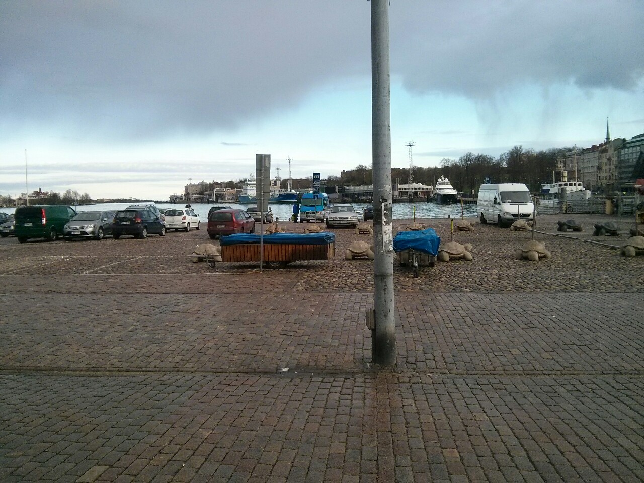 Jönnek!